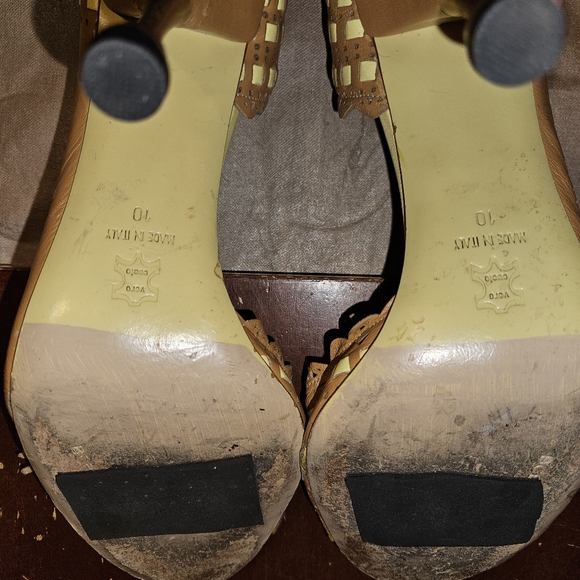 BCBG Maxazria Yellow and tan leather sandal heel with Flower accent size 10 - Picture 7 of 7